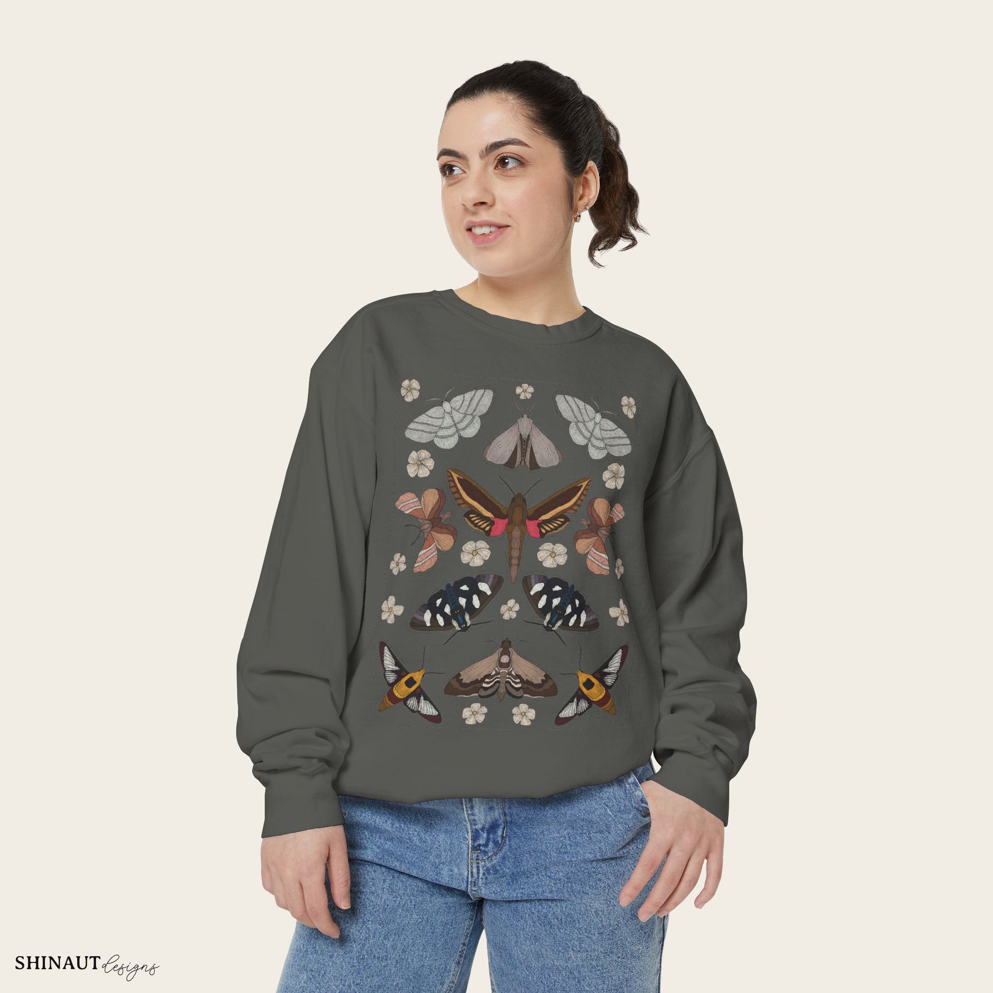 Garden moths crewneck in pepper female model